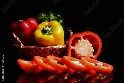Papryka słodka w trzech kolorach. Czerwona, żółta i zielona. Kompozycja zdrowa żywność dla tła jako przepis kulinarny. Tapeta zdrowa żywność przedstawiająca papryczki. © fotolowkey