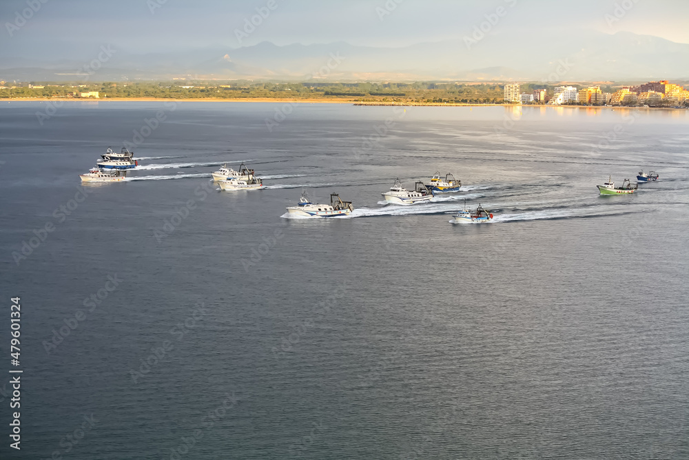 Obraz premium Race of large fishing boats to catch an authorized fishing ground. Roses Girona.