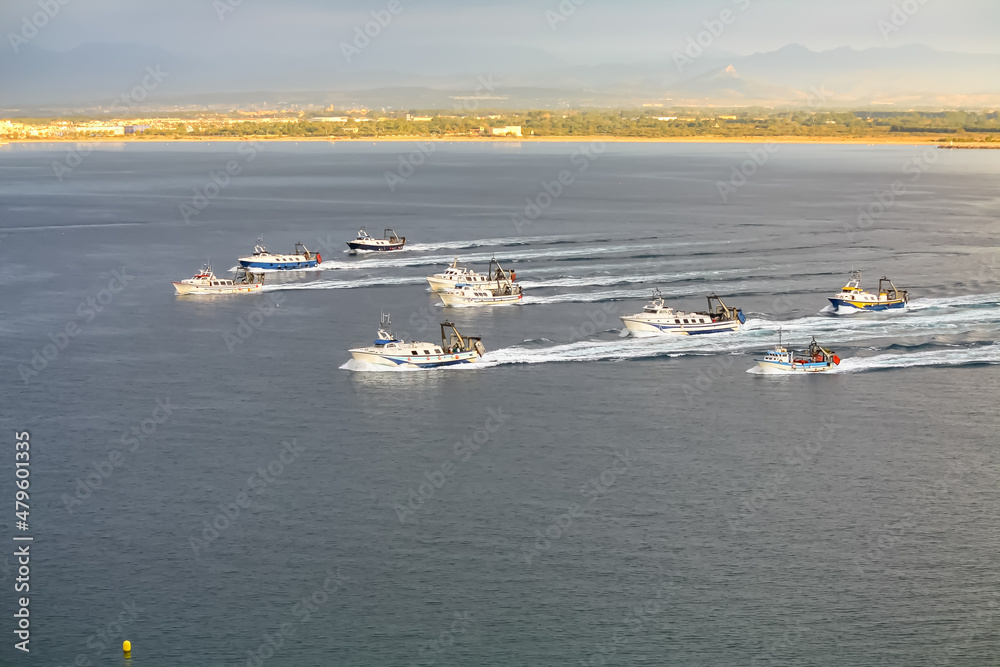 Obraz premium Race of large fishing boats to catch an authorized fishing ground. Roses Girona.