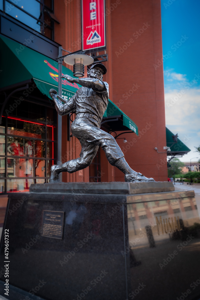 Saint Louis, MO—June 15, 2019; statue of player Stan Musial stands in front  of Major League Baseballs Cardinals team store at Busch Stadium. Stock  Photo