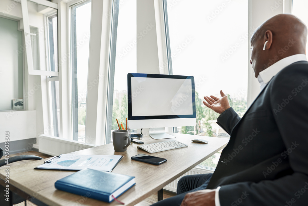 Man gesticulate while watch on computer at work