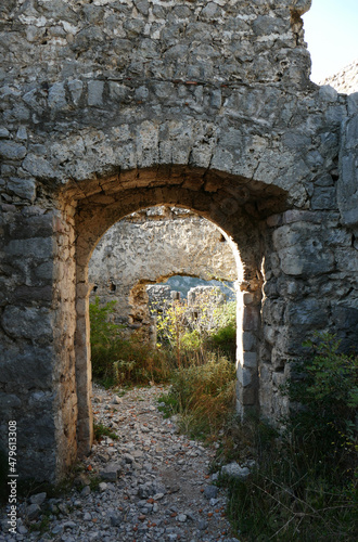 Fototapeta Naklejka Na Ścianę i Meble -  ruins of the old castle