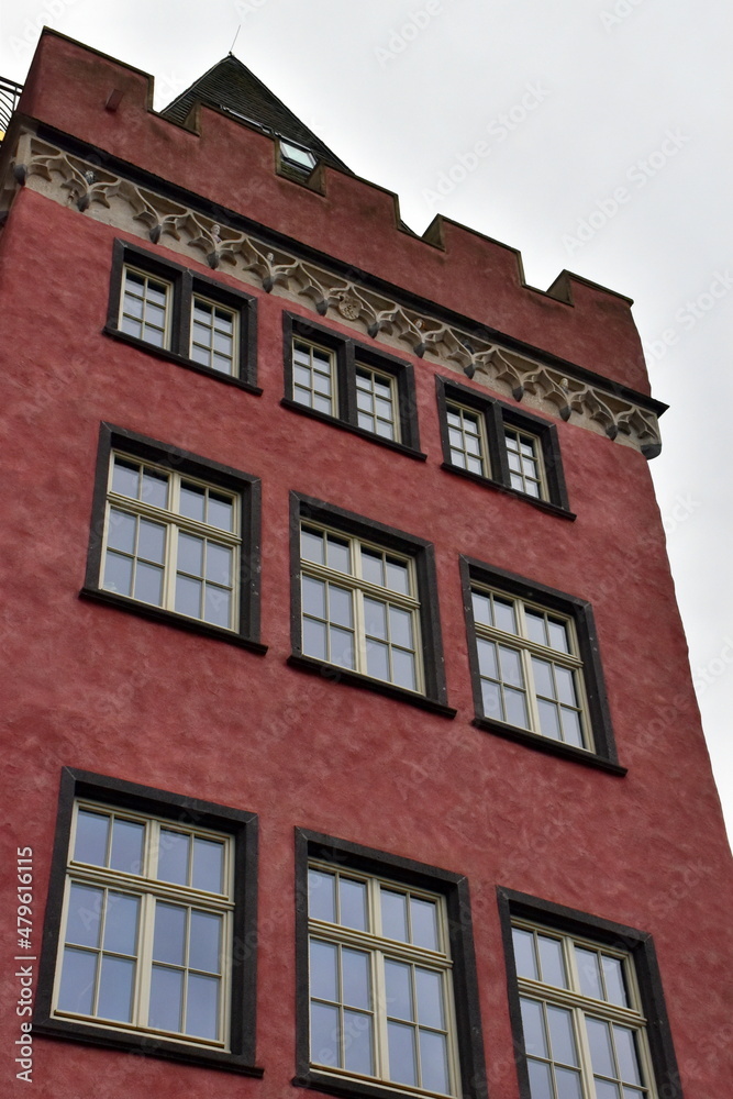 Rote Hausfassade in der Altstadt von Koblenz