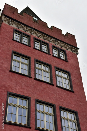 Rote Hausfassade in der Altstadt von Koblenz