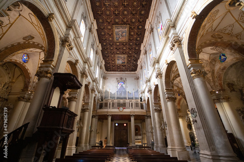 Interno del duomo di lecce, puglia, italia