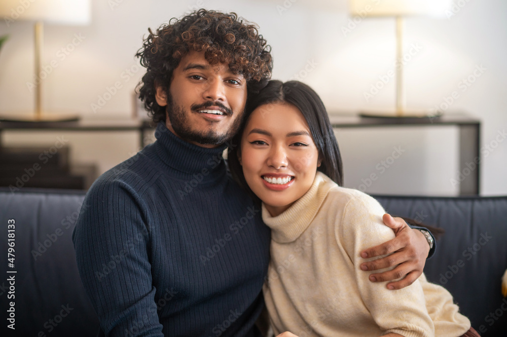 Obraz premium Man hugging woman looking confidently at camera