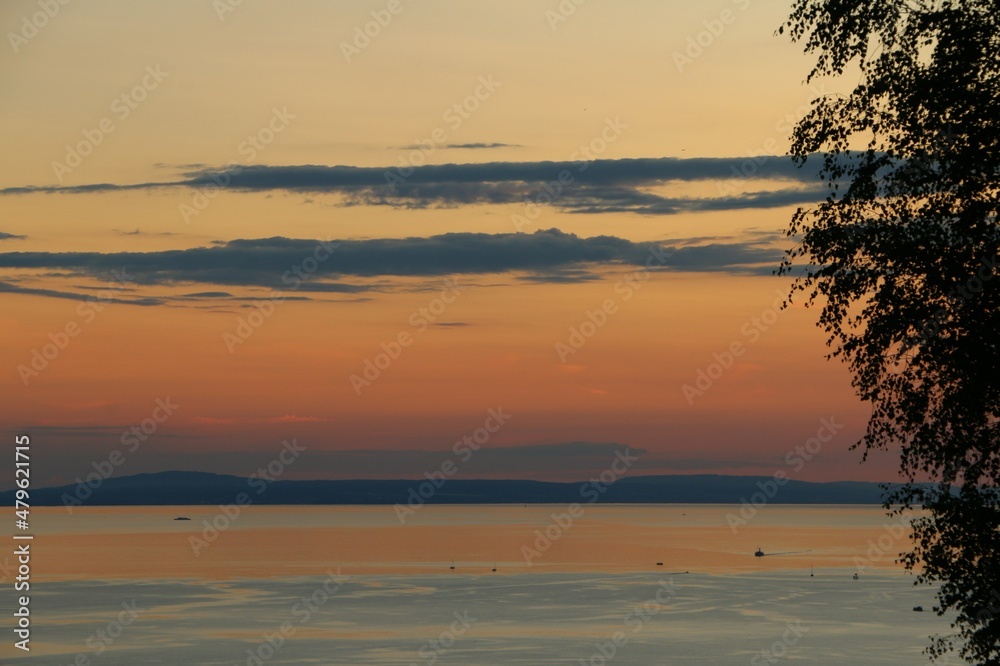 Abendstimmung am Bodensee, Blick von einer Anhöhe in Österreich auf Deutschland und Schweiz