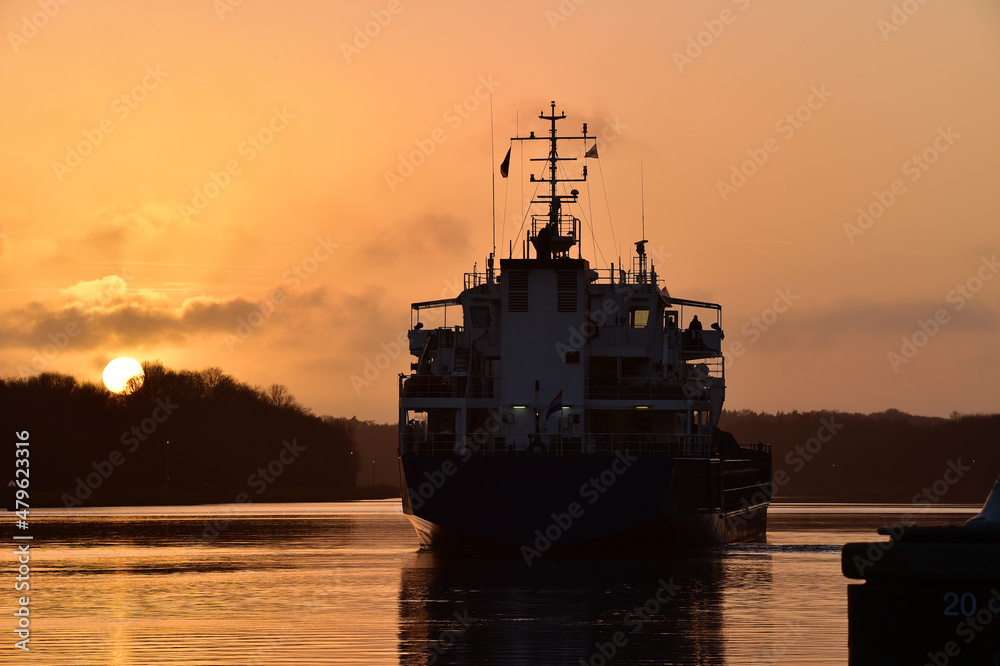 Frachtschiff im Nord-Ostsee-Kanal bei Sonnenuntergang 