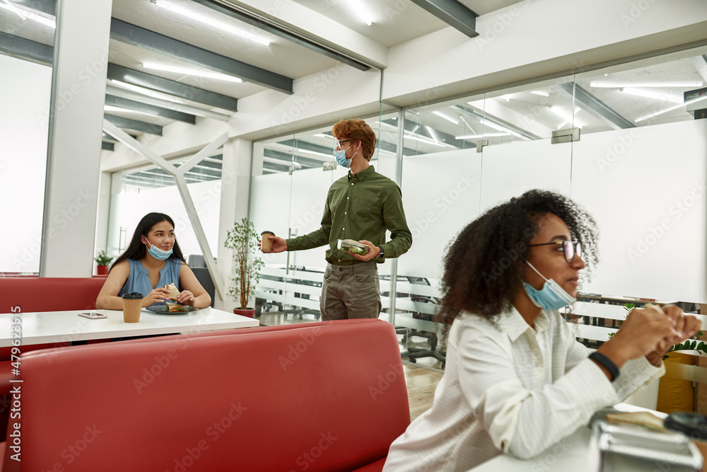 Obraz premium Employees eating at lunch at office resting place