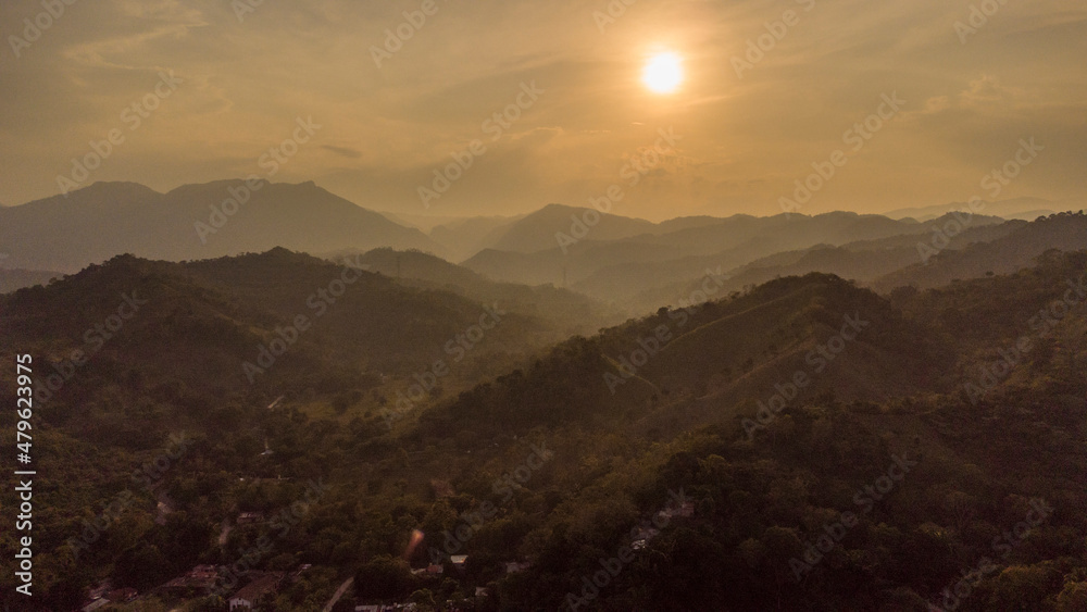 Obraz premium puesta de sol sobre las montañas y valles