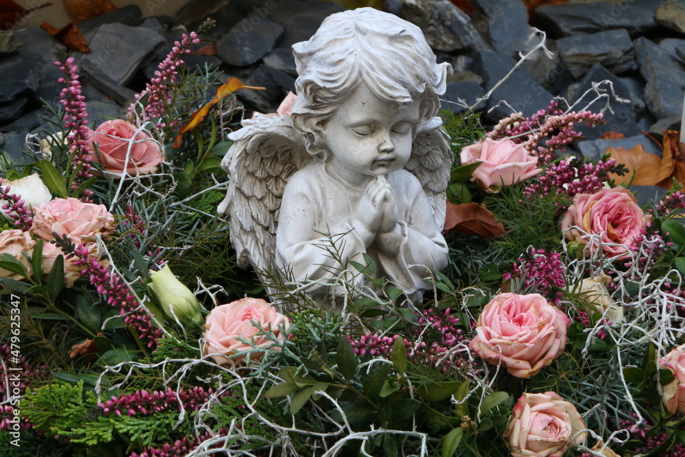 Blumengesteck mit Engel, liebevolles Gesteck mit Rosen und Engel zu Weihnachten oder als Friedhofschmuck zu Allerheiligen, Weihnachten, Gedenken, Begräbnis, Trauer, Floristik