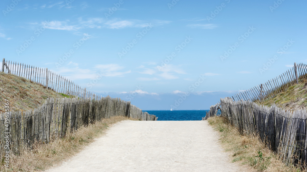 Obraz premium Sandy path to Pen-Bron beach in Loire-Atlantique coast