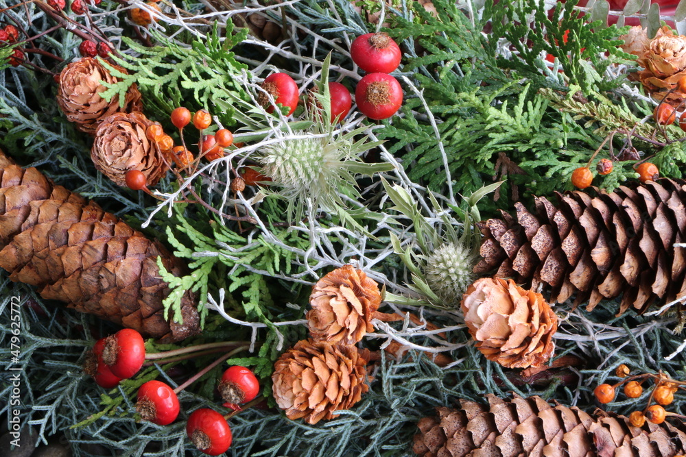 Herbstgesteck mit Tannenzapfen, Beeren und immergrünen Pflanzen für Friedhof, Vorgarten, Wohnung, Weihnachtsgesteck, Adventkranz, Dekoration, Hobby, Floristik