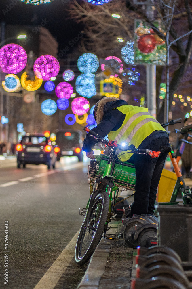 The food delivery man secures the thermal bag to the bike rack