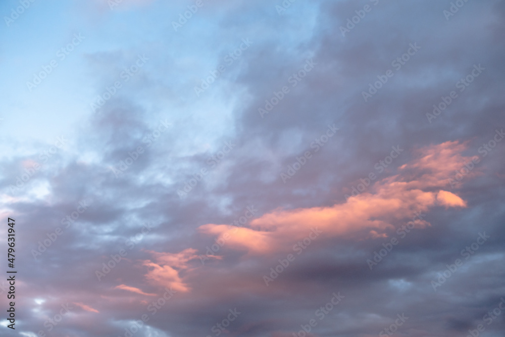 Ciel avec nuages au coucher de soleil.	