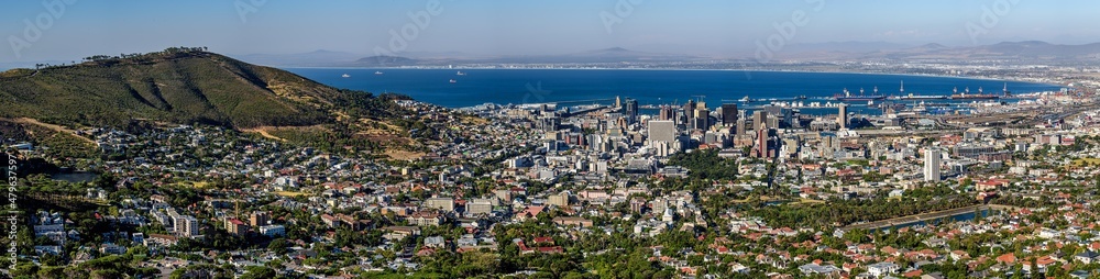 The Signal Hill with the view over Cape Town City Centre and the ocean.