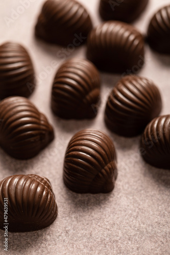 chocolats au lait fourré praliné escargot en gros plan