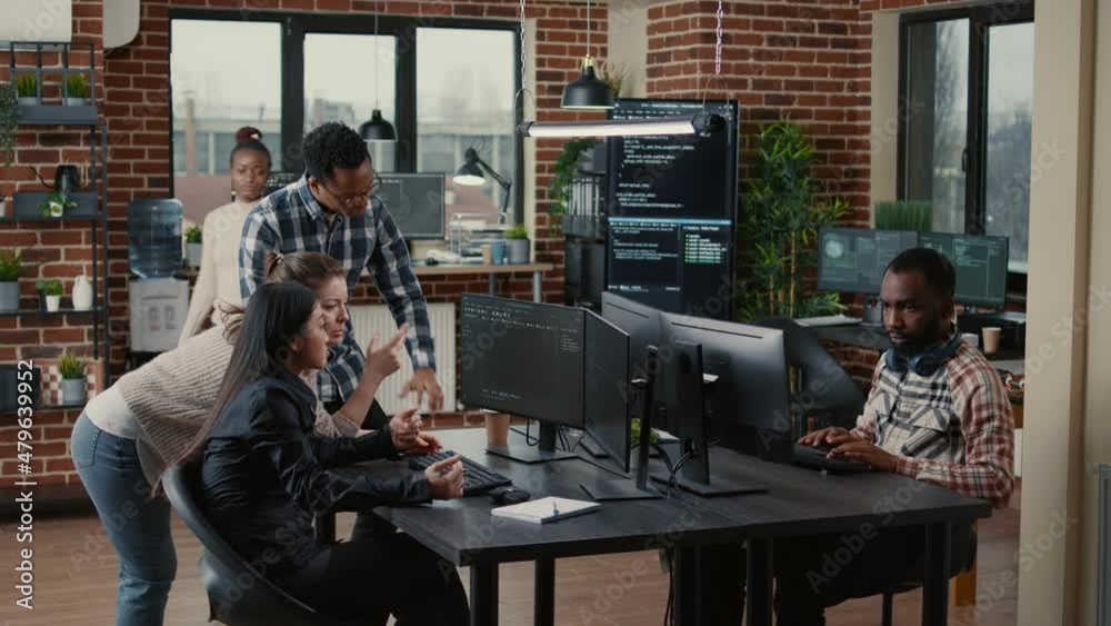 Junior dev programmers collaborating on group project compiling algorithm asking senior developer for help while intern joins the discussion. Software engineers brainstorming ideas looking at screens.
