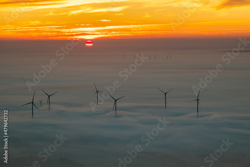 Luftbild Windr  der bei Nebel im Sonnenaufgang