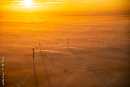 Luftbild Windräder bei Nebel im Sonnenaufgang
