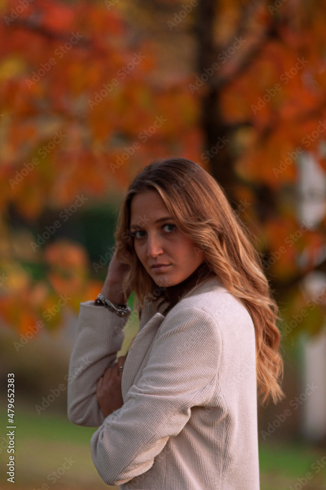 Foto ragazza in autunno tramonto Foto ragazza in autunno tramonto