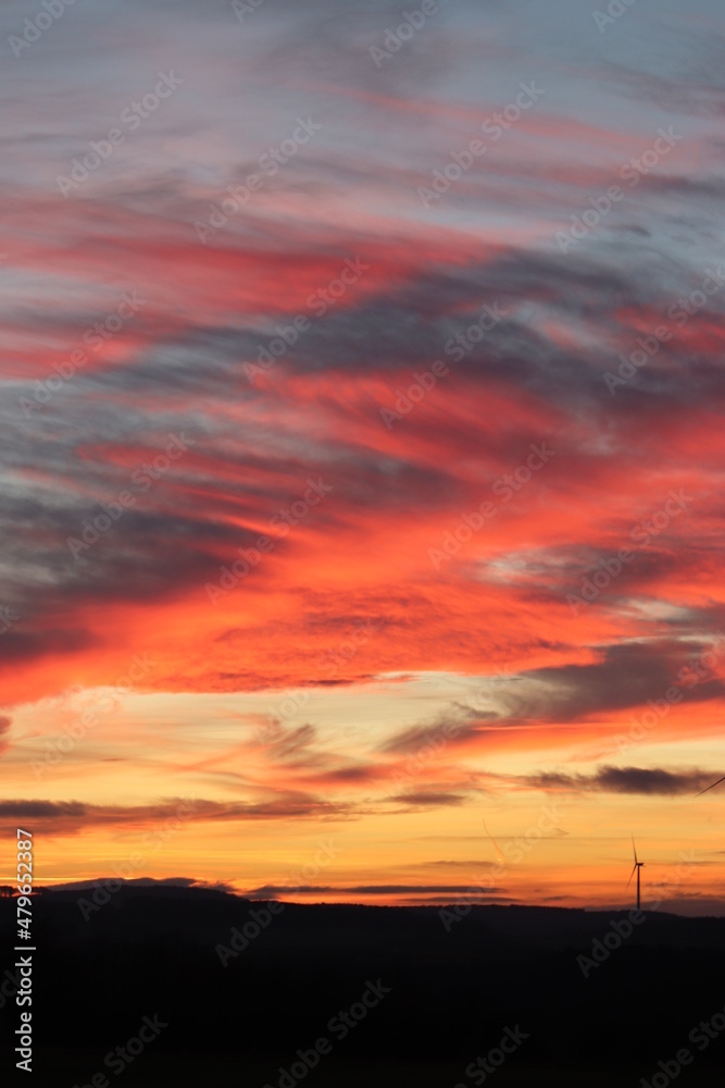 Obraz premium Windpark in der Nacht. Roter Himmel bei Sonnenuntergang.