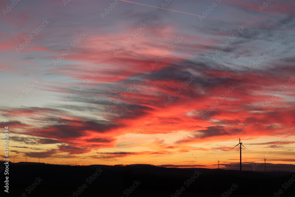 Windpark in der Nacht. Roter Himmel bei Sonnenuntergang.