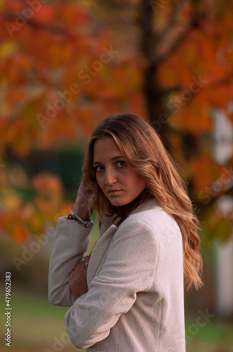 Foto ragazza in autunno tramonto