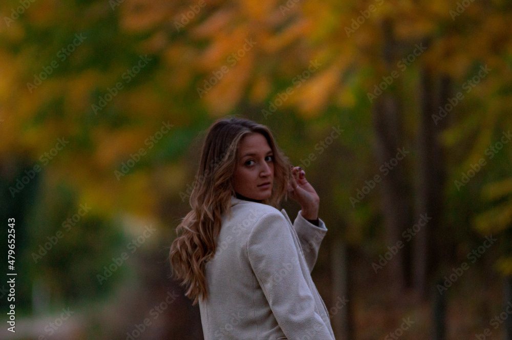 Foto ragazza in autunno tramonto