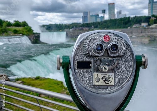 Foto A coin operated binocular viewer located in Niagara Falls with a view to the falls out of focus in the background