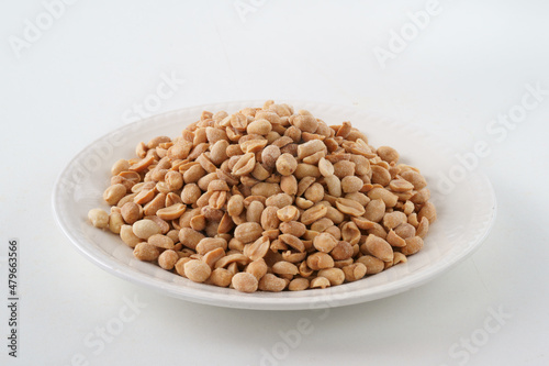 Piatto ripieno di arachidi sul tavolo photo