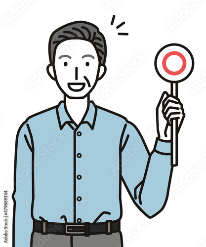 丸のふだを持つシニア男性