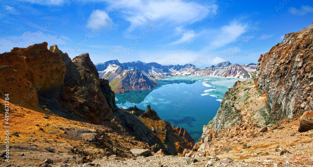 백두산의 신비로운 자연 호수, 천지의 비경