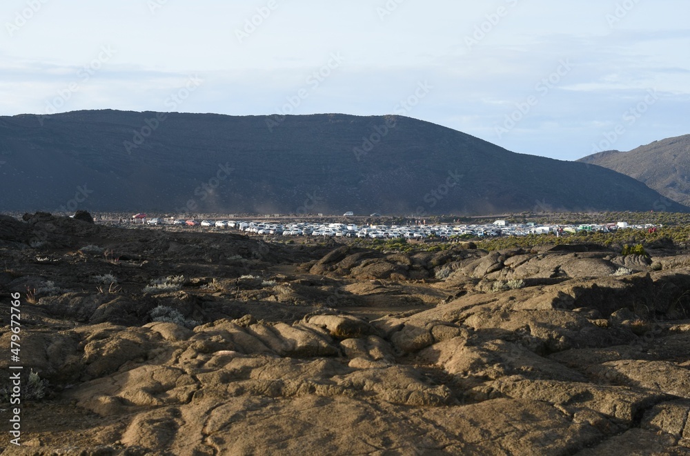Overcrowded parking lot. Parking surchargé au piton de la Fournaise