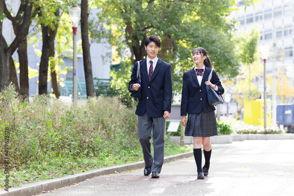 公園を歩く高校生 Stock Photo | Adobe Stock