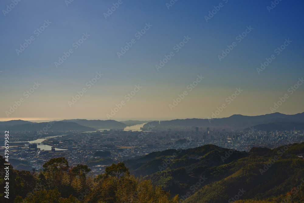 Fototapeta premium 晴れた冬の早朝 高知市全景