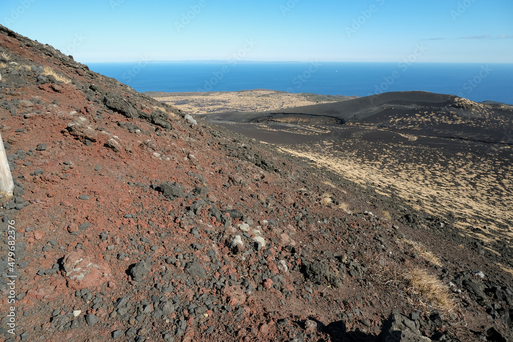 三原山登山道から見た溶岩台地