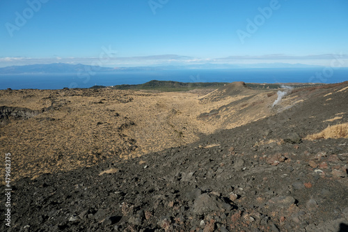 三原山登山道から見た溶岩台地