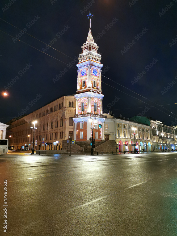Obraz premium Duma Tower on Nevsky Prospekt in St. Petersburg, decorated with lights and garlands for Christmas and New Year.
