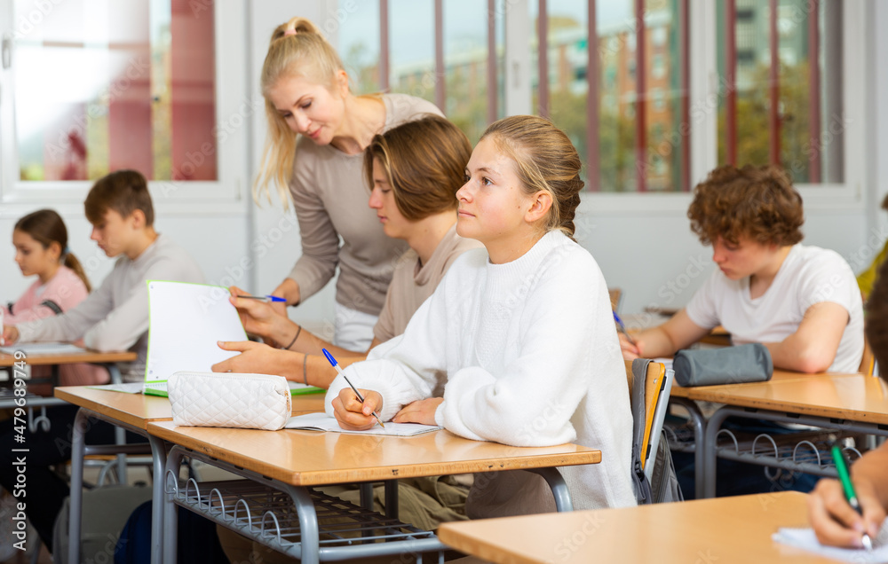Obraz premium Student is sitting test and answer about task in the classroom.