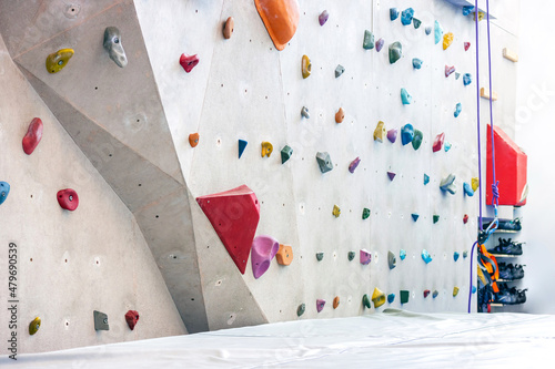 Indoor rock climbing simulation wall for mountaineering or mountain climber training