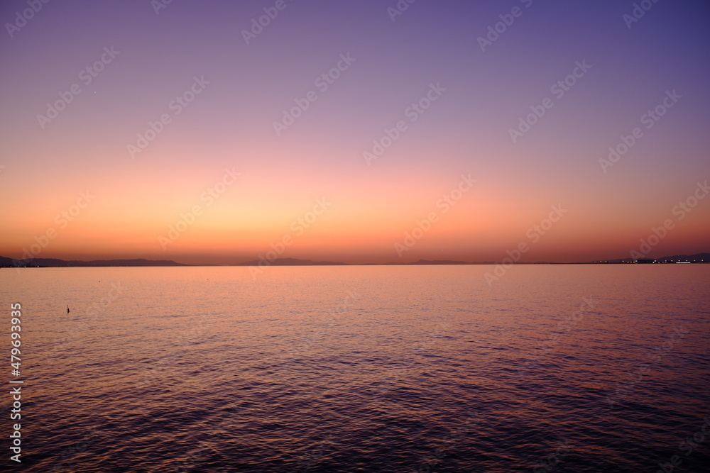 Naklejka premium マジックアワーの夕陽と海岸