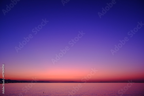 Fotobehang マジックアワーの夕陽と海岸
