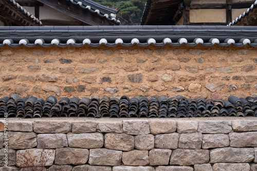 A traditional Korean house. 한국의 전통 가옥의 담벼락