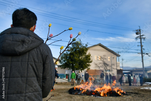 どんど焼きで餅焼き　 photo