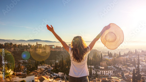Foto woman tourist happy looking at Alhambra view- Andalusia in Spain