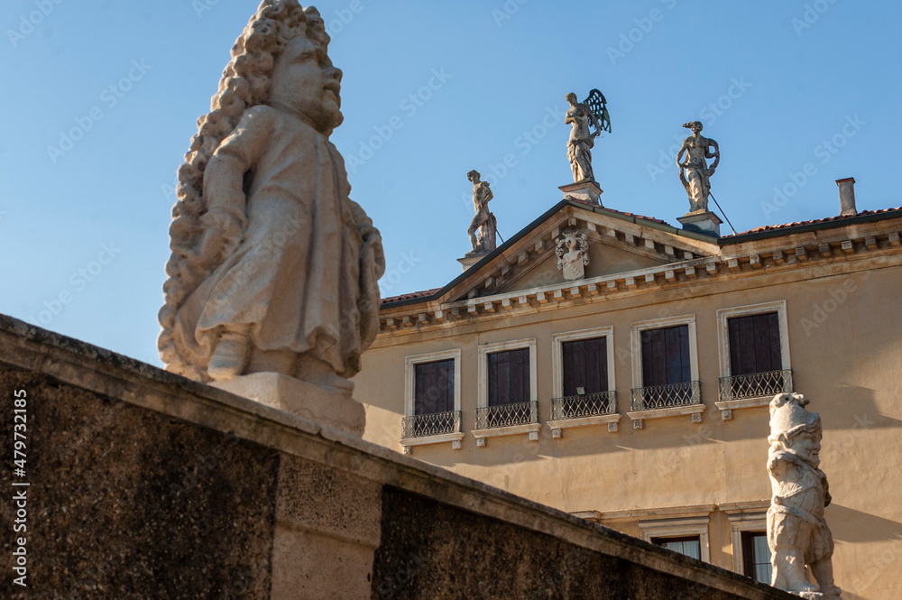 Obraz premium Vicenza. scultura in pietra di Nanto sullo sfondo di villa Valmarana
