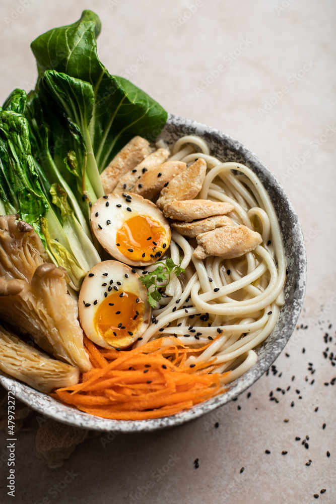 assiette de soupe de ramen avec poulet oeufs chou carottes et champignons  Stock Photo | Adobe Stock