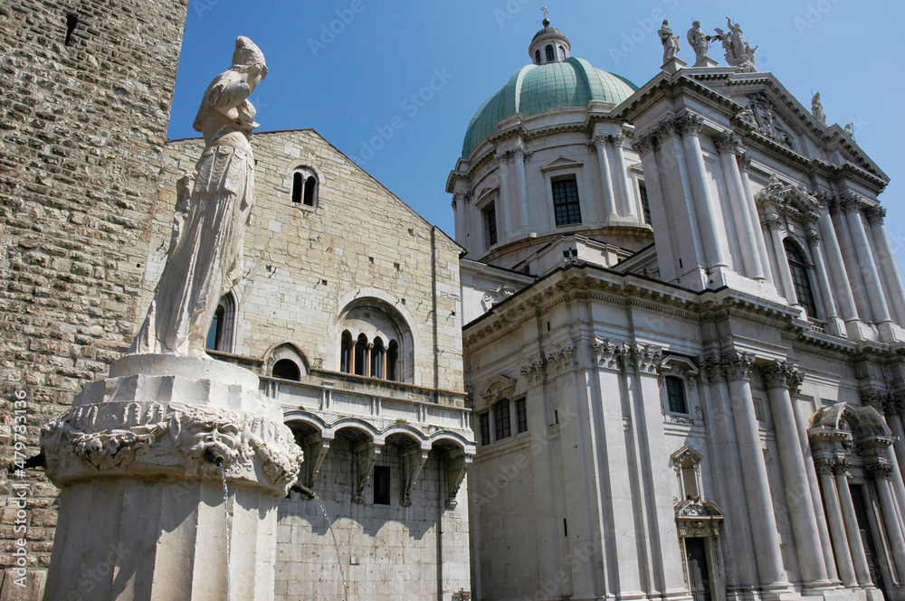 Brescia. Piazza PaoloVi con fontana della Minerva, Broletto e Duomo
