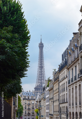 Una calle de la capital francesa Paris con la emblemática torre Eiffel al fondo